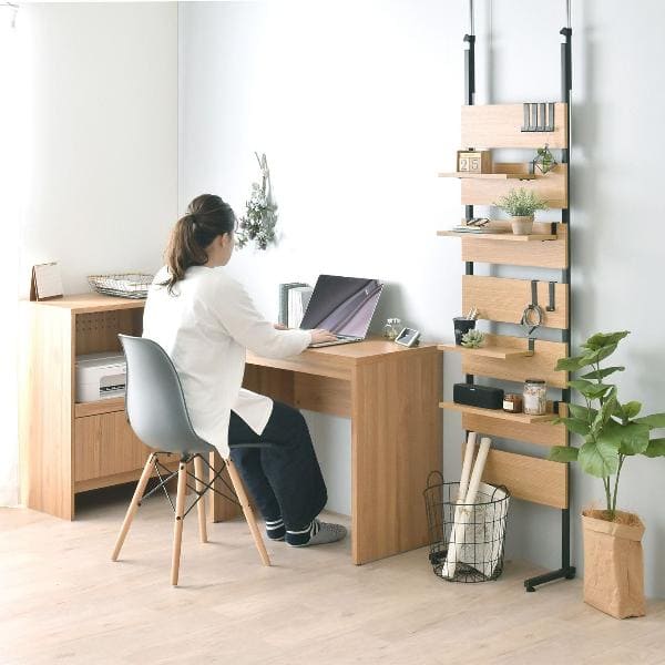 木目調が美しいストライプ・スリットデザイン デスク 幅80cm デスク パソコンデスク PCデスク テレワーク 在宅勤務 ミニマル コンパクト シンプル シンプルデザイン 木製 高さ72cm おしゃれ スタイリッシュ模様替え 机 邪魔にならない大きさ 仕事用デスク 使いやすいさ抜群